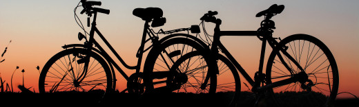 Fahrräder vor Sonnenuntergangs-Horizont