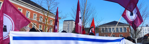 Antfaschistische Fahne in den Farben Israel, Aufschrift: den antisemitischen Konsens brechen