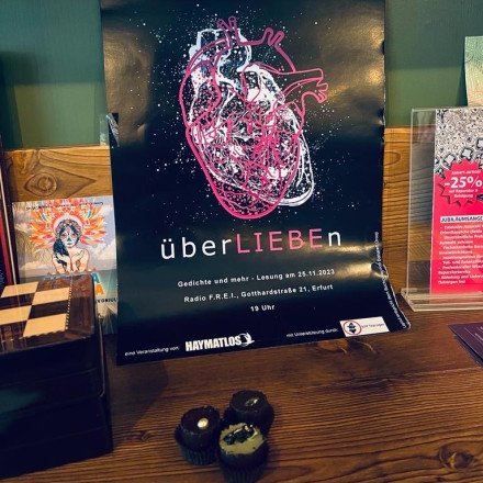 überLIEBEn Plakat hängt in einem Schaufenster