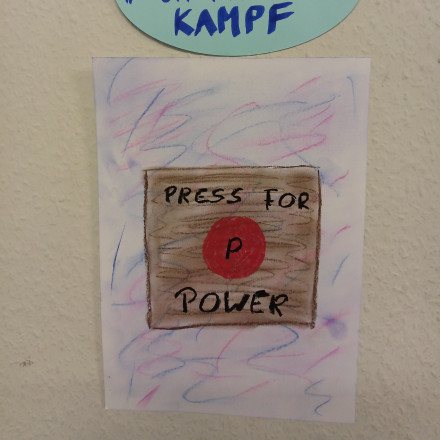 Zeichnung auf Papier mit Schrift "Press for Power"